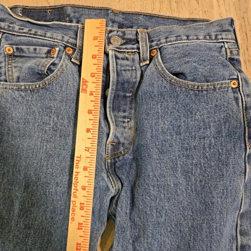Levis excellent see